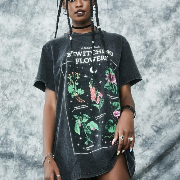 The Essentials Oversized Graphic tee - Picture 2 of 4